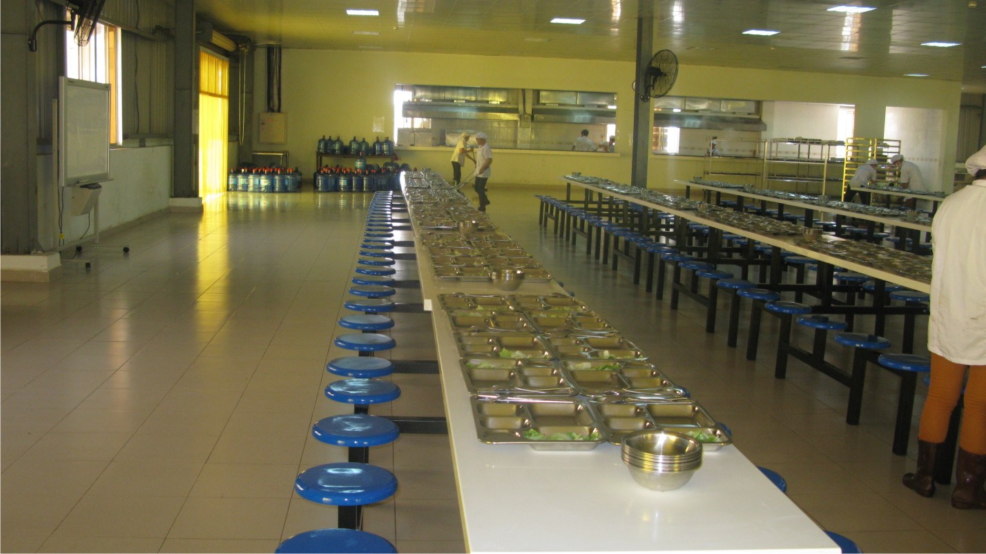 khay cơm inox được sử dung rộng rãi trong các bếp ăn công nghiệp.
